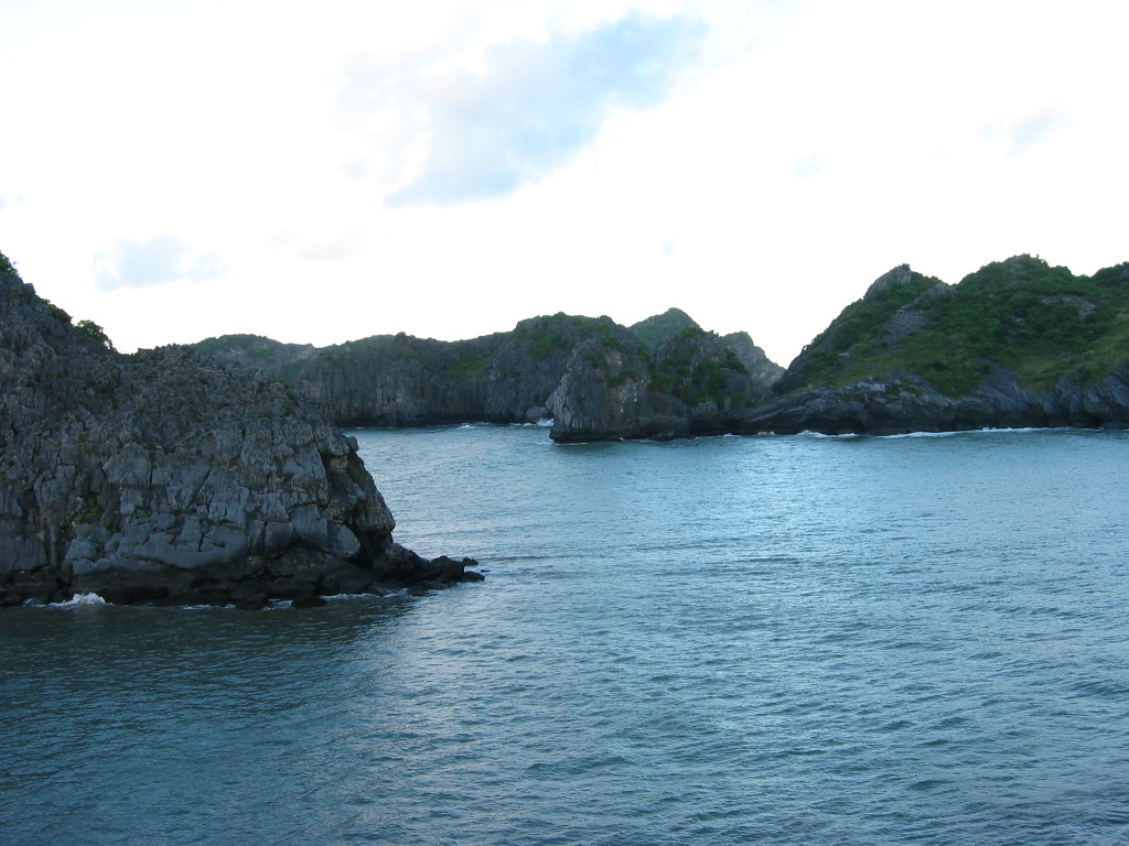 Lan Ha Bay, next to Cat Ba Island (Wikimedia Commons)