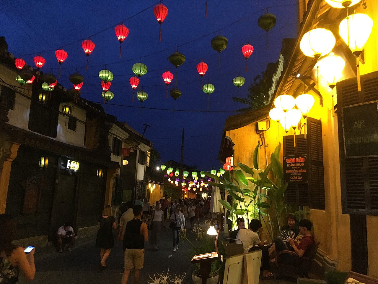 Silk lanterns in Hoi An's old town (Wikimedia Commons)