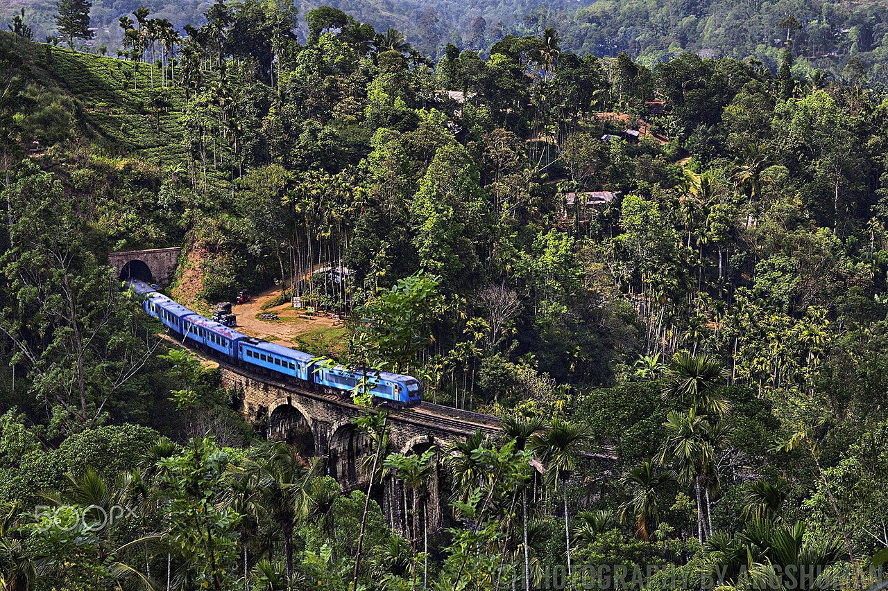 A train crossing the Nine Arch Bridge near Ella. Photo: Angshuman Chatterjee, CC BY-SA 3.0, via Wikimedia Commons